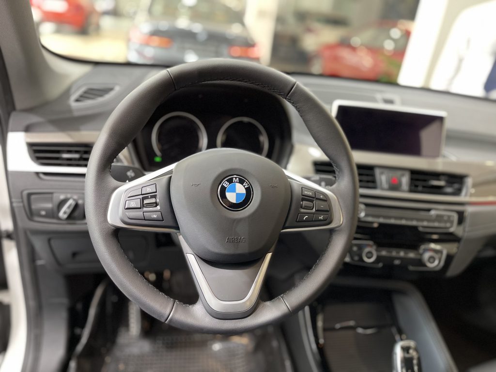 Cận cảnh vô lăng của BMW X1 2022