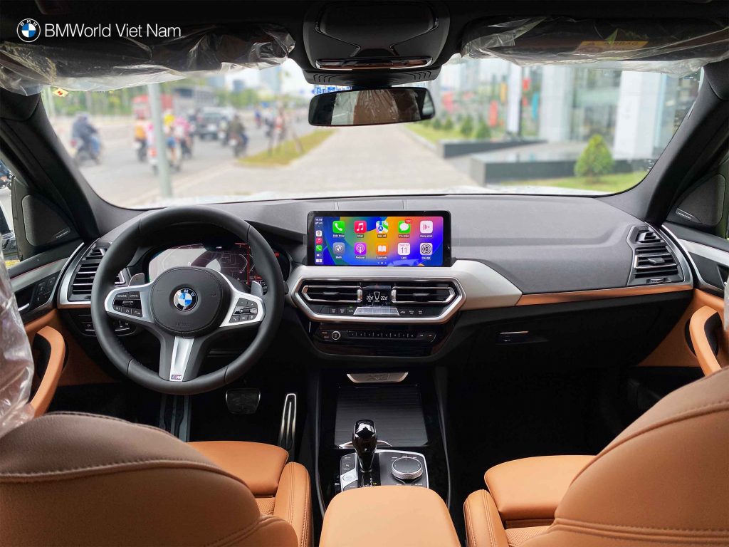 Vô lăng BMW X3 được bọc da cao cấp và tích hợp các phím chức năng và lẫy chuyển số