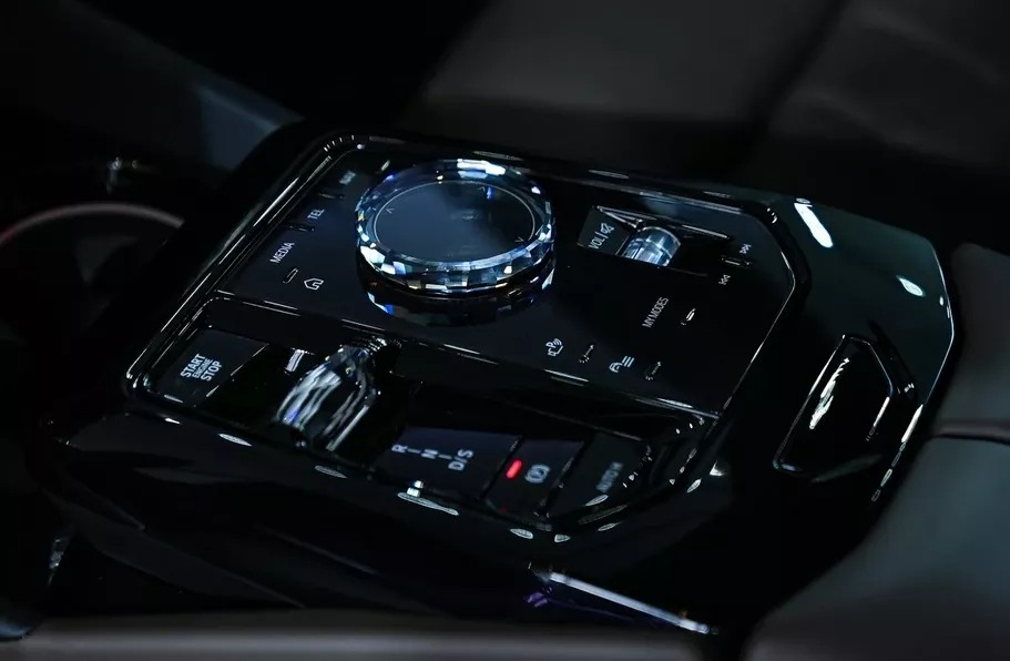 Bảng điều khiển trung tâm xe BMW 520i.