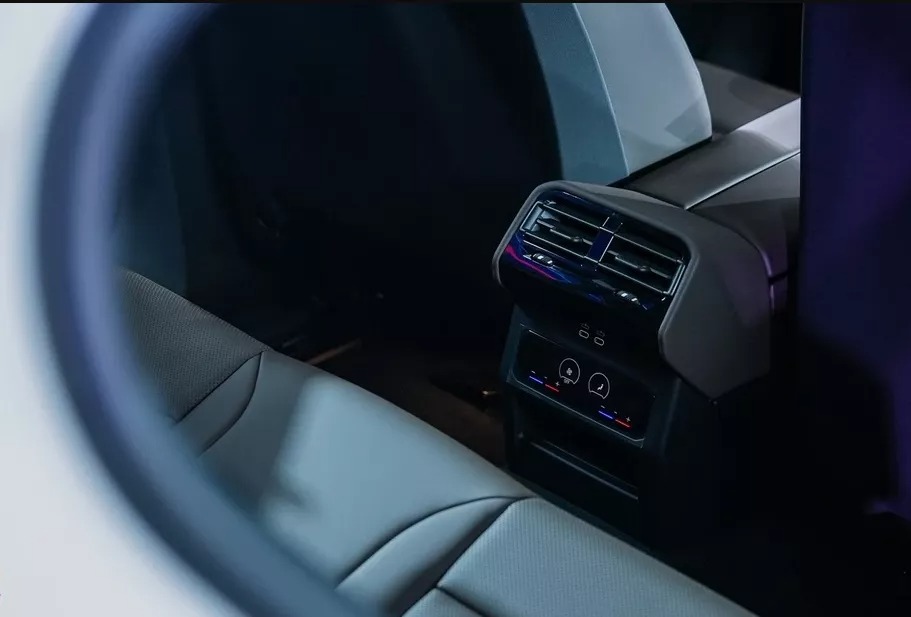 Cửa gió điều hòa dành cho hàng ghế sau trên xe BMW 520i