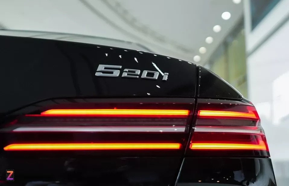 Cụm đèn hậu BMW 520i thiết kế dạng 2 tầng bắt mắt.