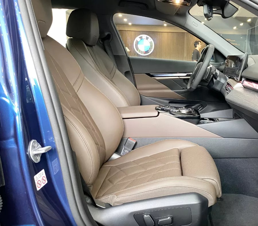 Hàng ghế trước của xe BMW 520i thế hệ mới.