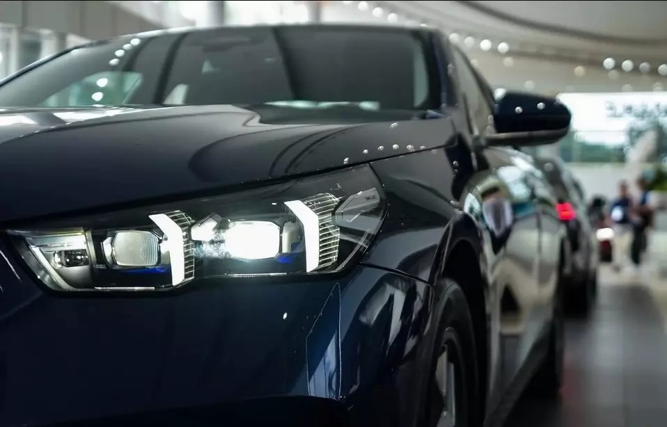 Đèn chiếu sáng trước của BMW 520i .