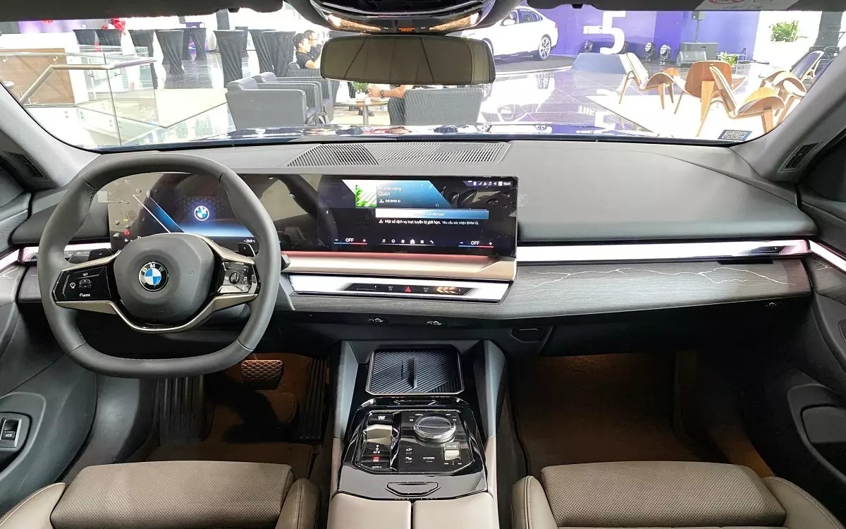 Nội thất xe BMW 520i rộng rãi.