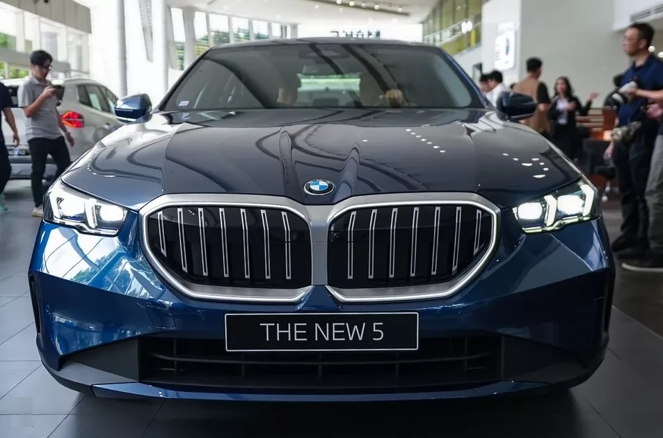 Đầu xe BMW 520i.