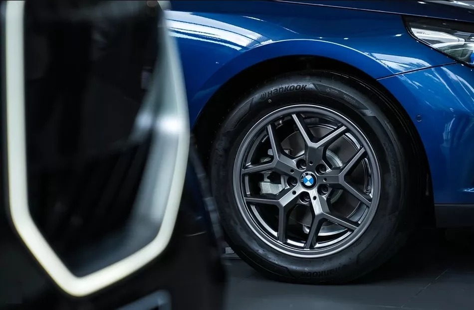 Bộ la-zăng 18 inch, dạng đa chấu nhỏ trên BMW 520i.