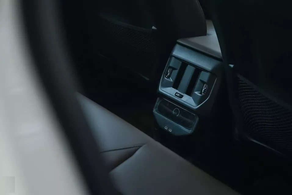 Khu vực hàng 2 được bố trí cửa gió điều hòa, ổ cắm điện 12 V và bảng điều khiển nhỏ