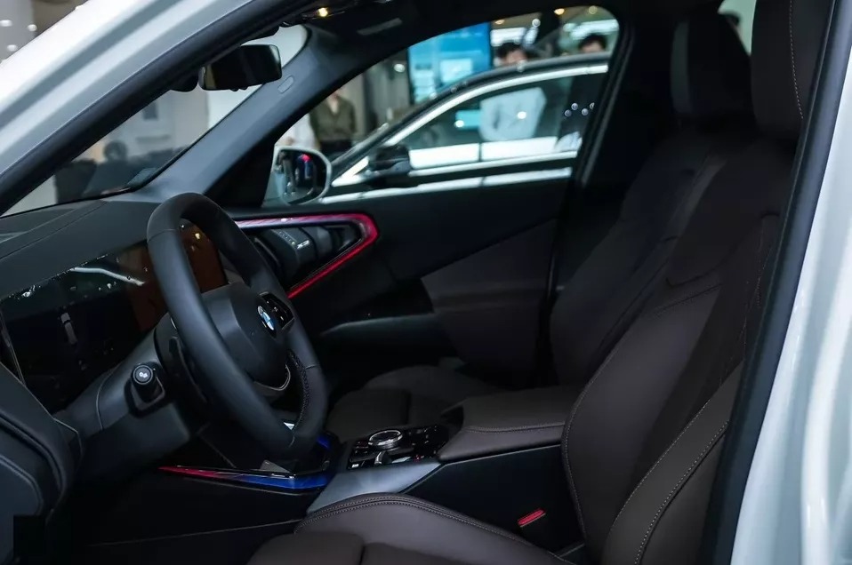 Hàng ghế trước của xe BMW X3 .