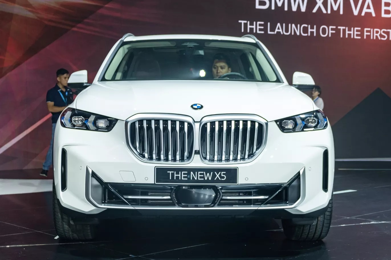 Đầu xe BMW X5.