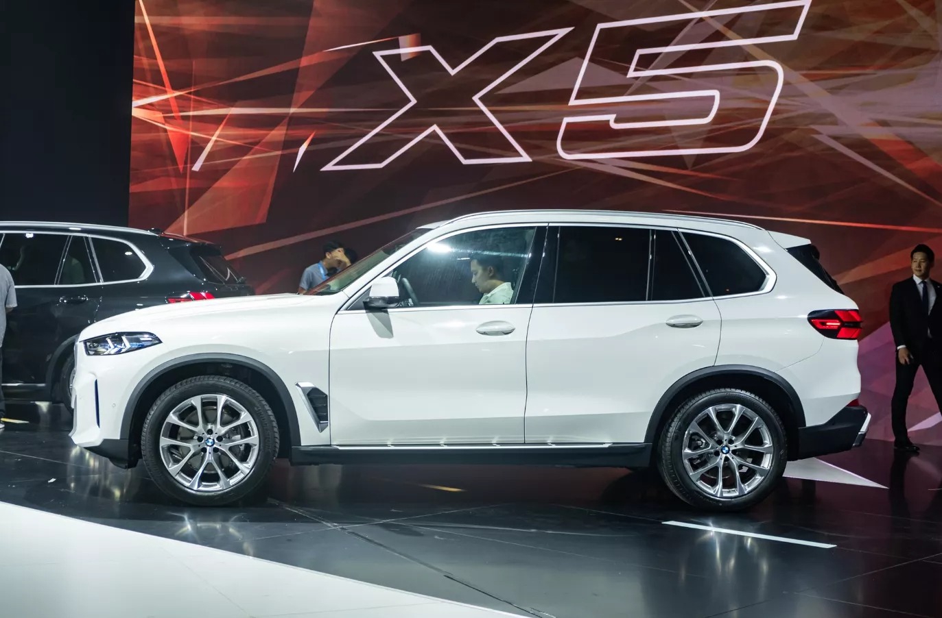 Thân xe BMW X5.